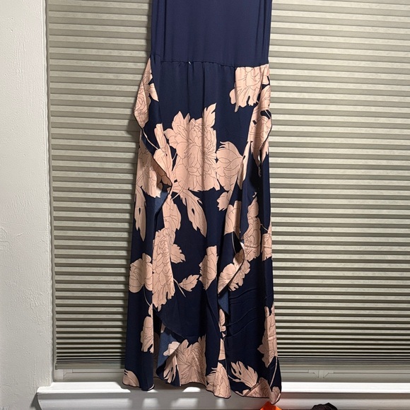 Elegant Navy and Peach Floral Maxi Dress - Picture 2 of 4